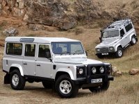 Land_Rover_Defender_90_Station_Wagon_2005.jpg